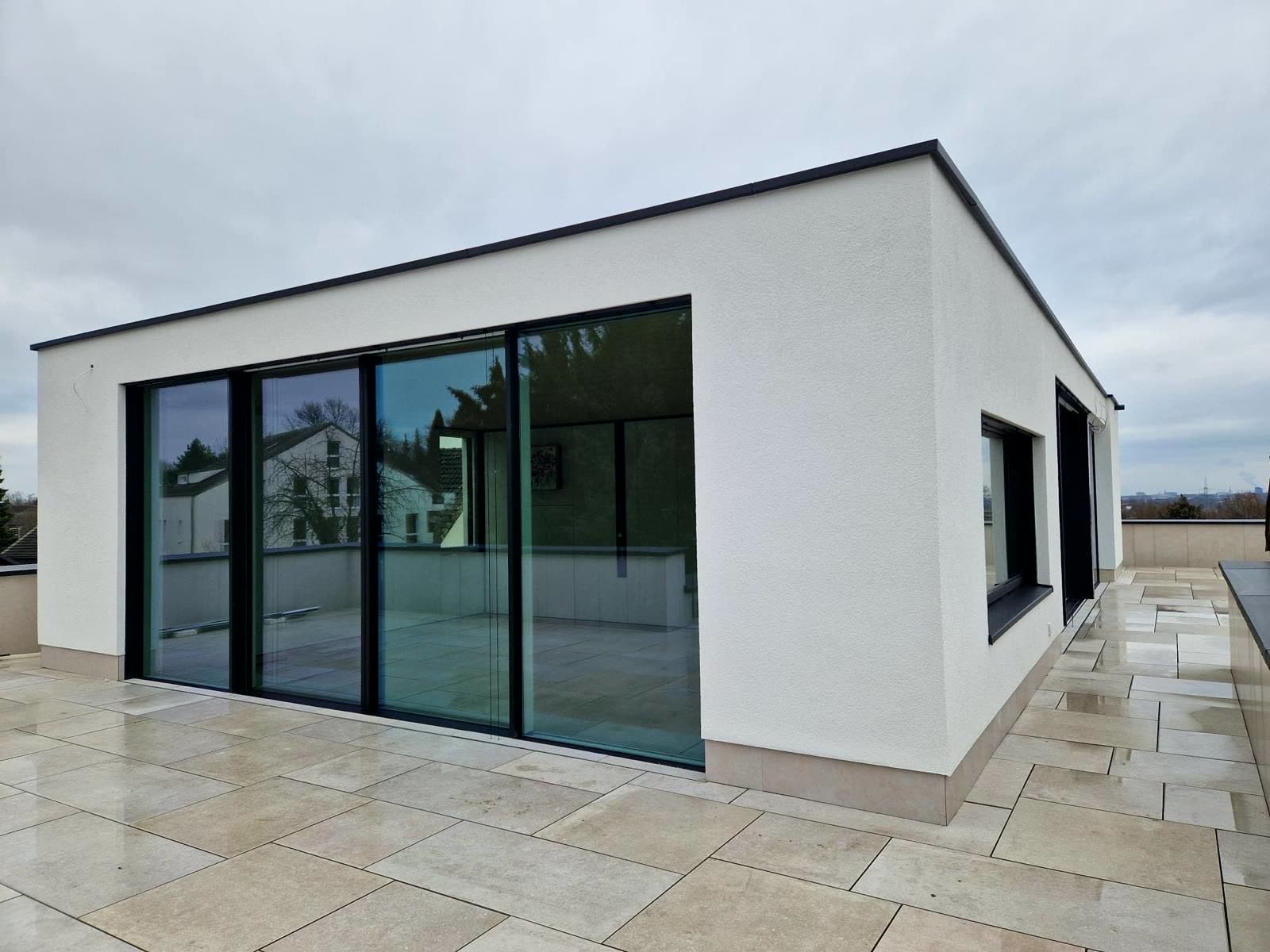 Penthouse-Außenansicht mit umlaufenden superview Glasfronten