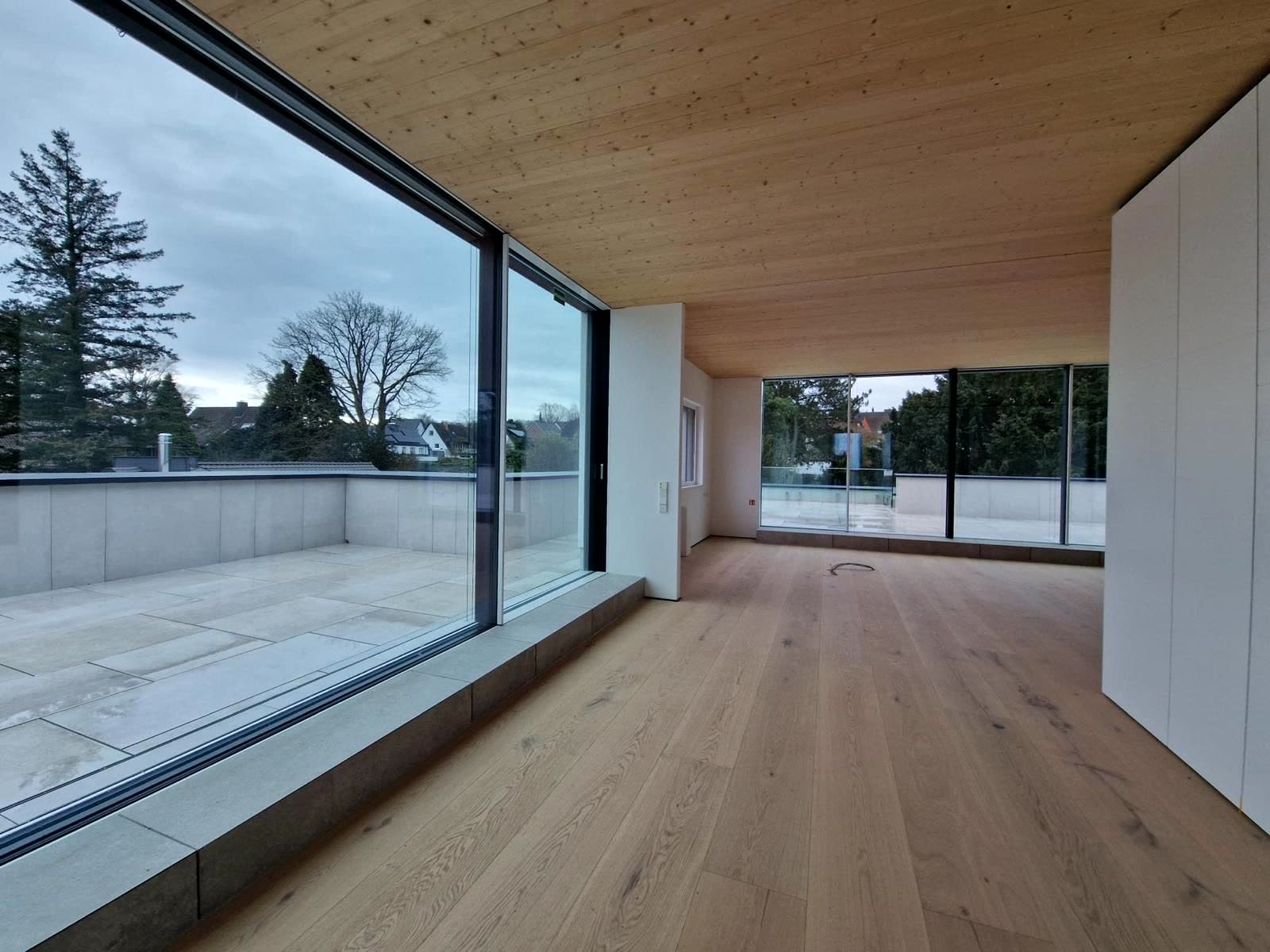 Penthouse mit bodentiefen superview Schiebefronten zur Dachterrasse